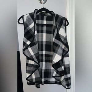 S Black and White Vest with Pockets